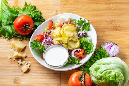 Salat kartuligratääniga