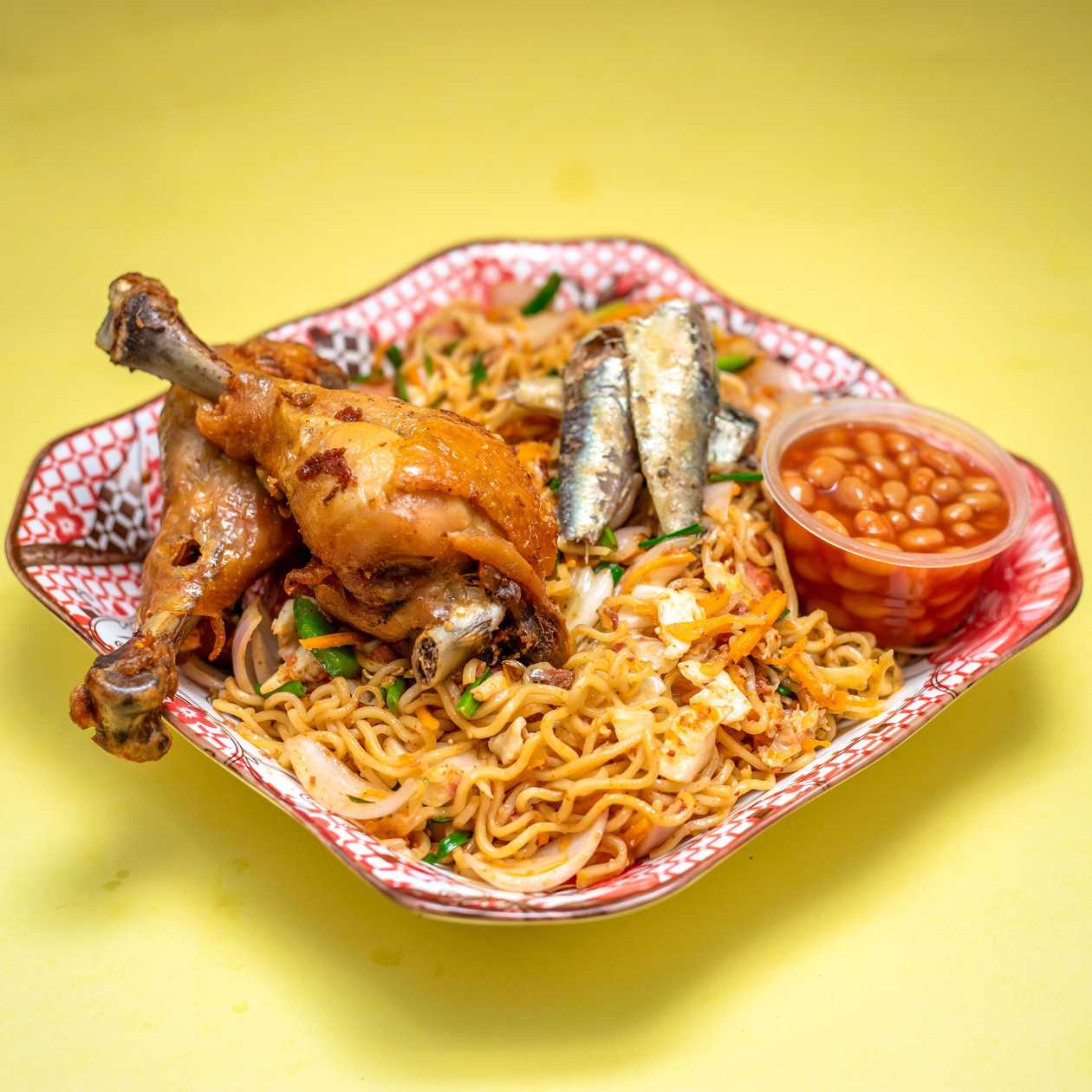 Assorted stir-Fry Noodles with crispy Chicken