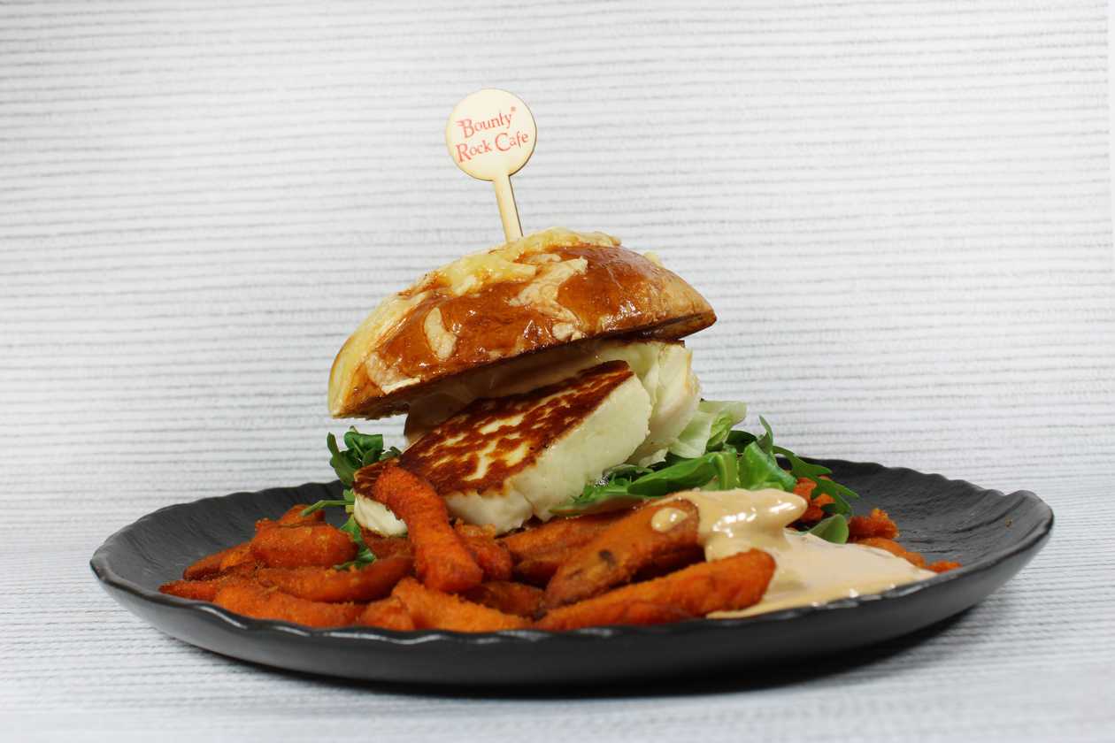 120g Halloumi burger, BBQ dip, smažené batátové hranolky