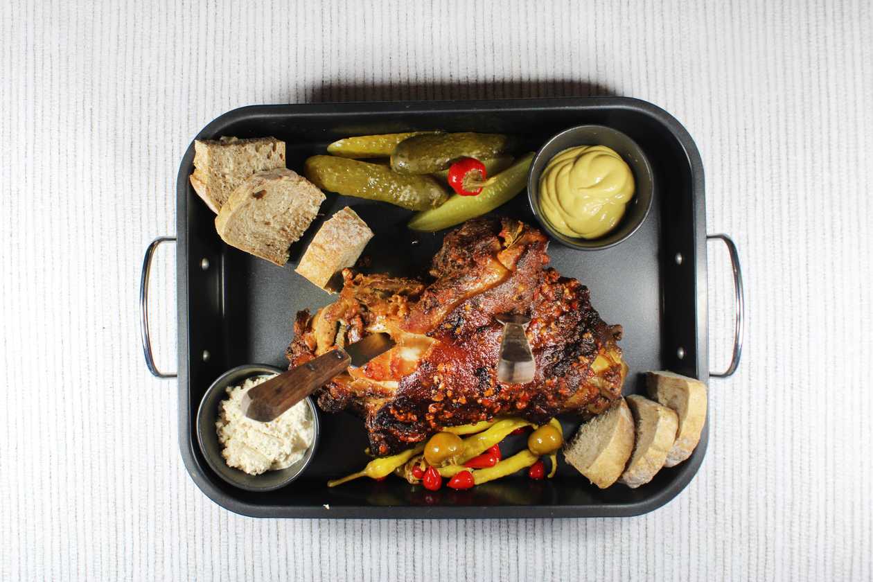 1700g sk Pomalu pečené vepřové koleno, beraní rohy, okurek, křen, hořčice, chléb