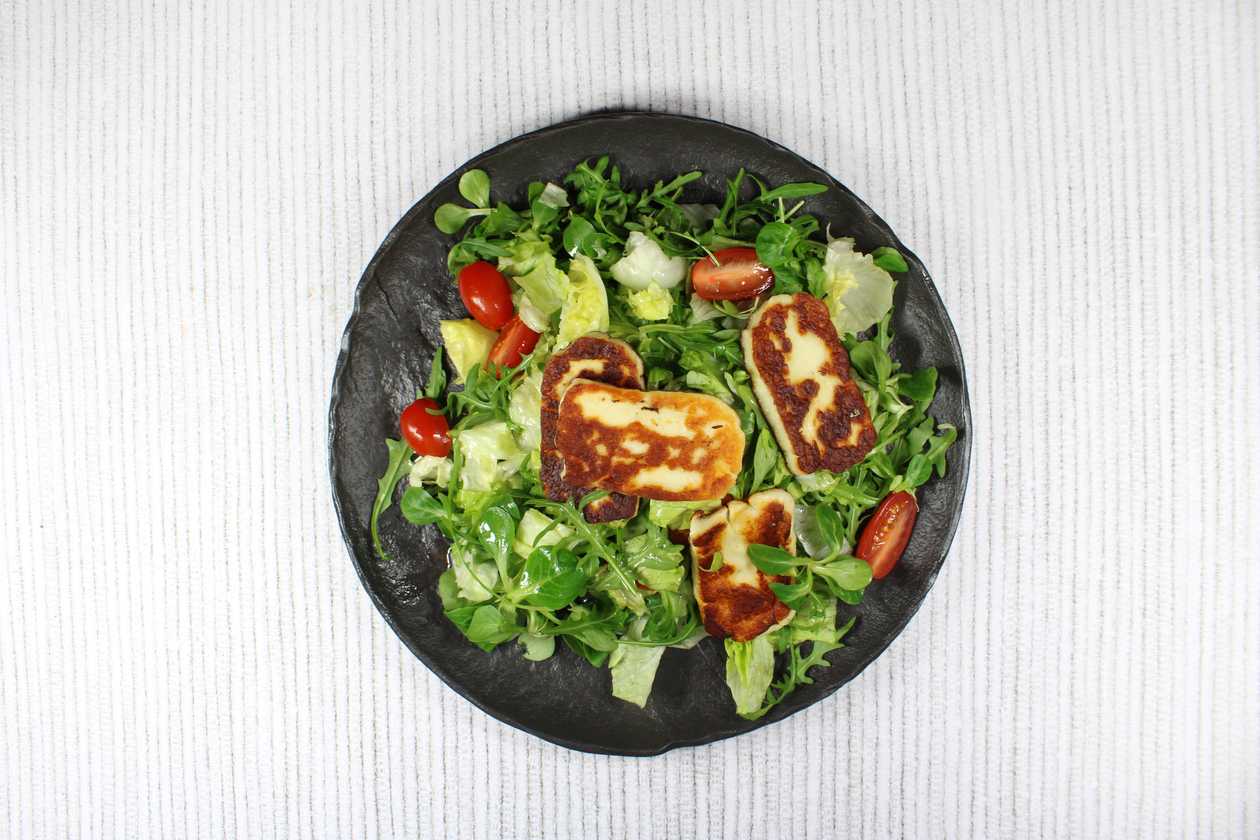 250g Salát s grilovaným sýrem Halloumi