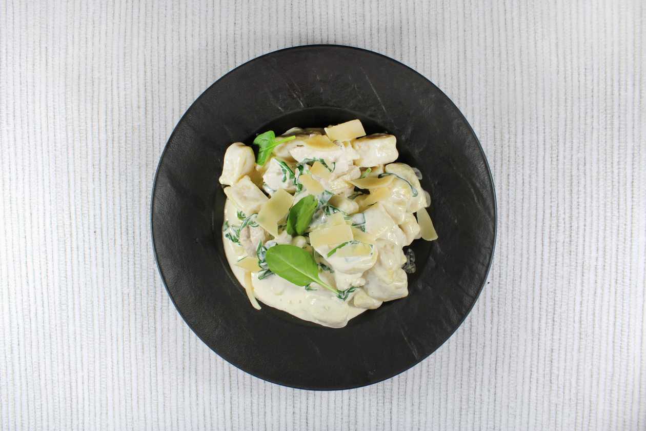 250g Gnocchi s kuřecím masem, špenátem, smetanou a parmazánem