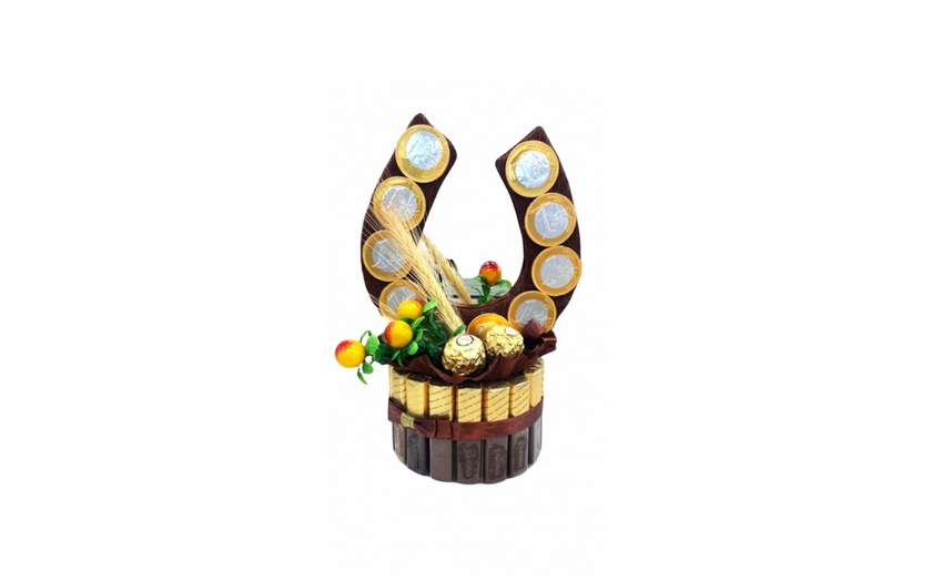 Horseshoe - Candy Arrangement from Skanios Gėlės