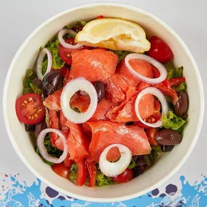 Salad with fume salmon