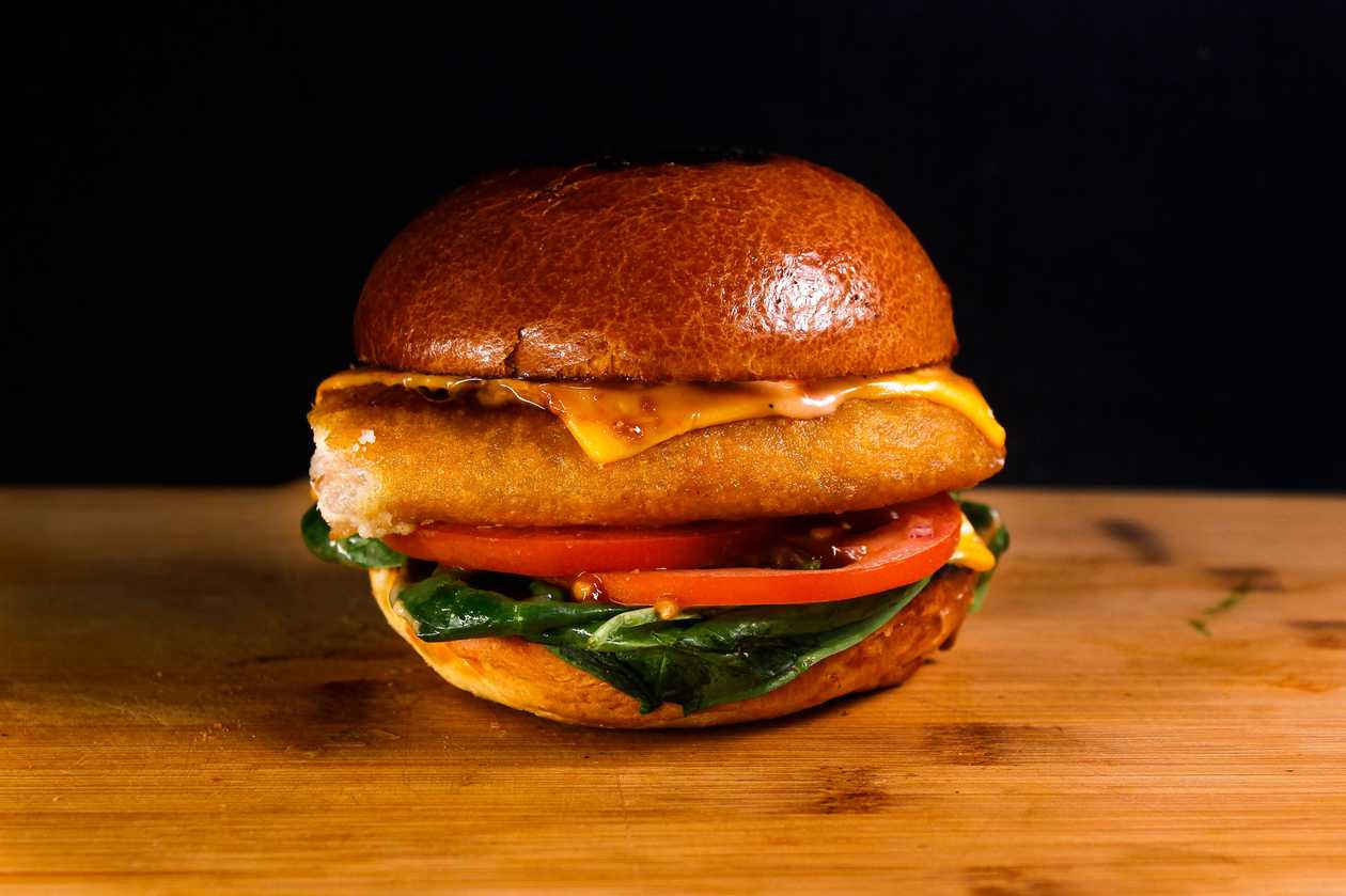 Kalaburger friikartulite, joogi ja kastmega teie valikul