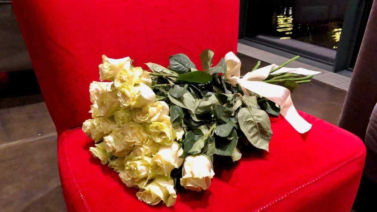 White Roses With Bum