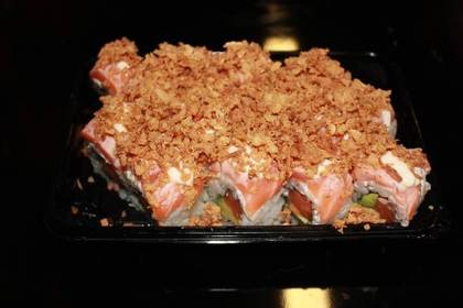 Salmon and Cheese California Roll with Onion - 16 Pieces