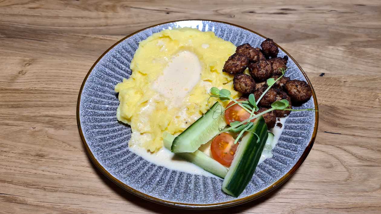 Aunt Liisu mashed potatoes with meatballs