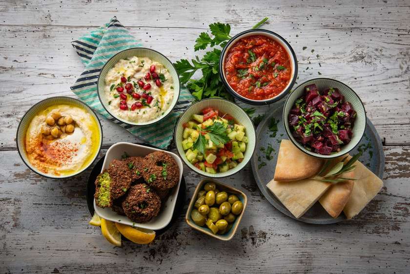 Mezze with 6 salads and falafel