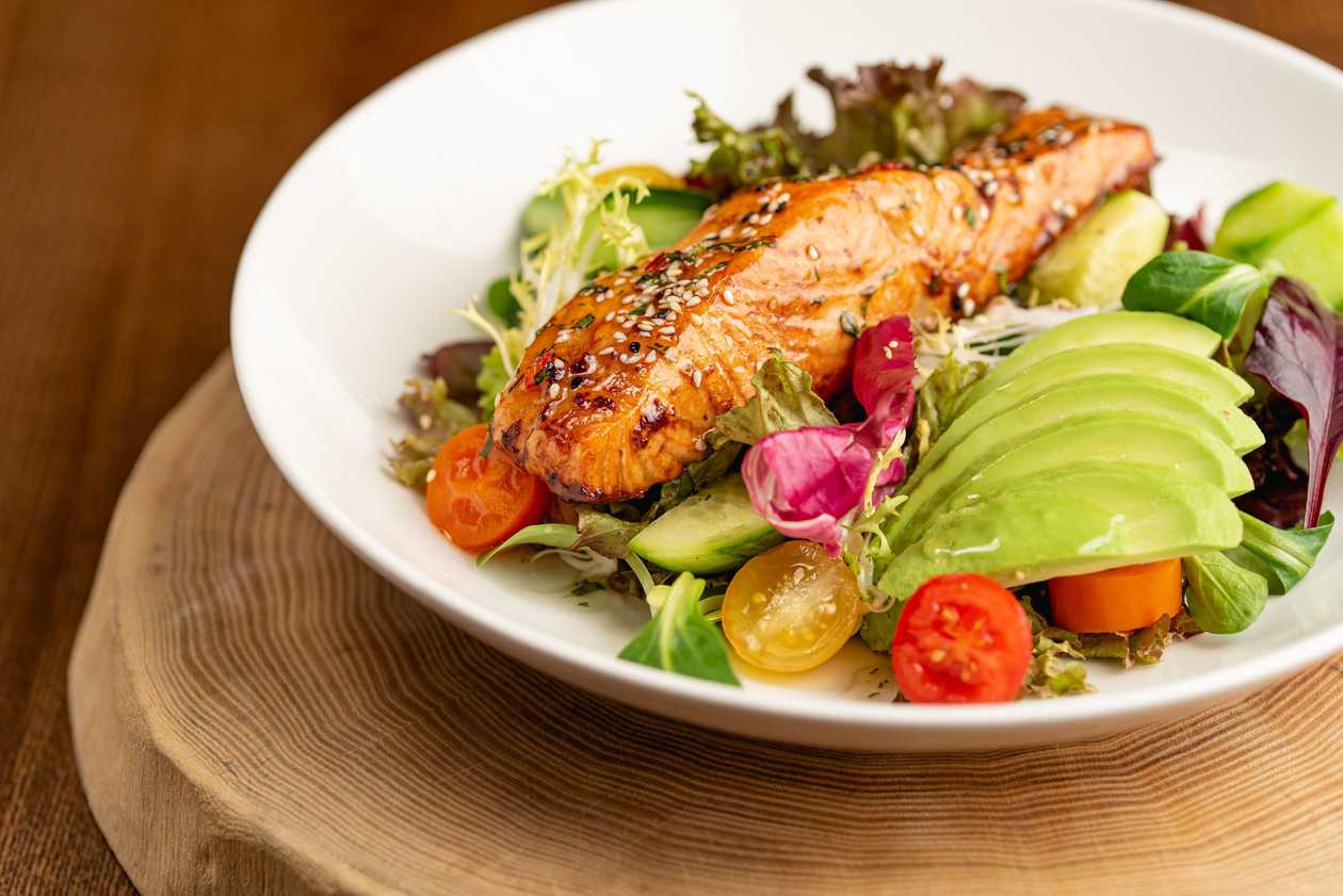 Grilled salmon salad with asian sauce