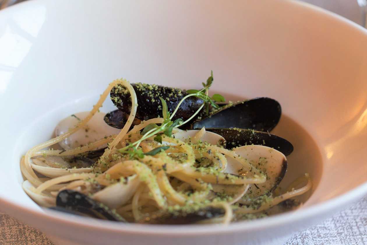 SPAGHETTI AI FRUTTI DI MARE CON PANE  AROMATIZZATO ALL’’AGLIO