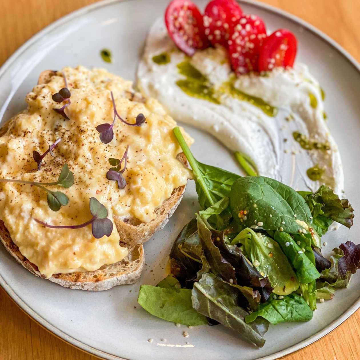 Toast cu ouă scrambled, feta aerată și roșii cherry