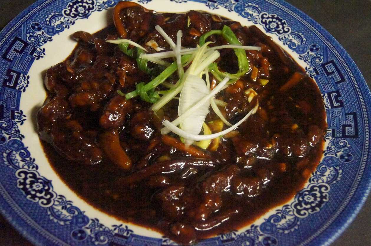 99. Beef with mushroom and bamboo shoots (cooked with mushroom, bamboo, onion in soya sauce)