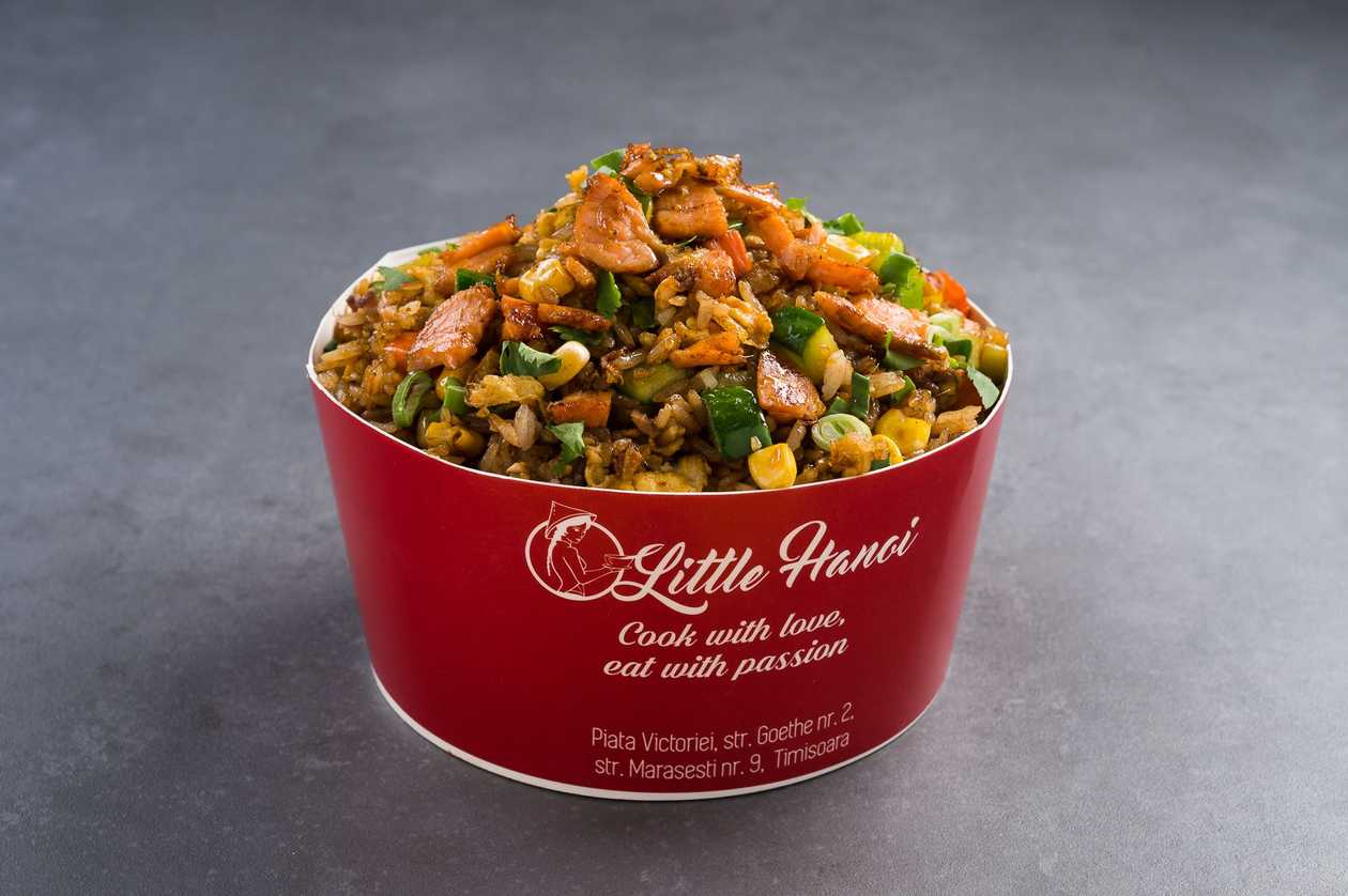 Fried rice with smoked salmon (Co'm rang cá hồI)