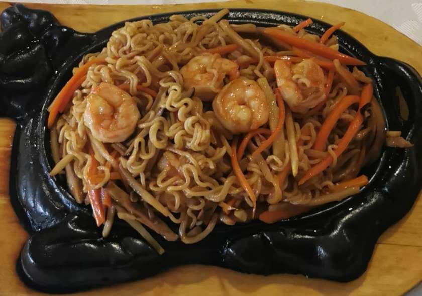 Chao Min Chinês Especial com Gambas na Chapa Quente