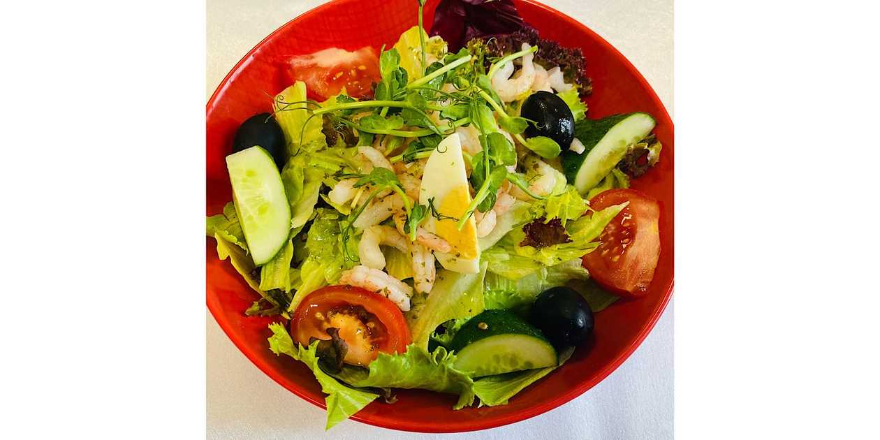 Fresh vegetable salad with shrimp