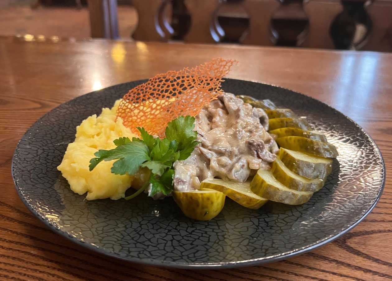 Jaučio liežuvis, troškintas grietinėlėje