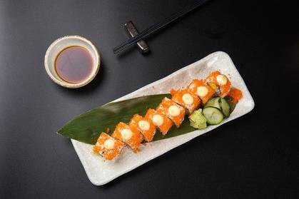 8 pcs Uramaki - wrapped in caviar (salmon, avocado, cucumber, caviar)