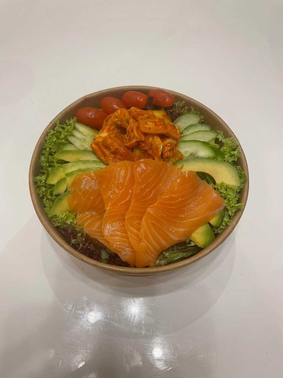 Salmon kimchi salát
