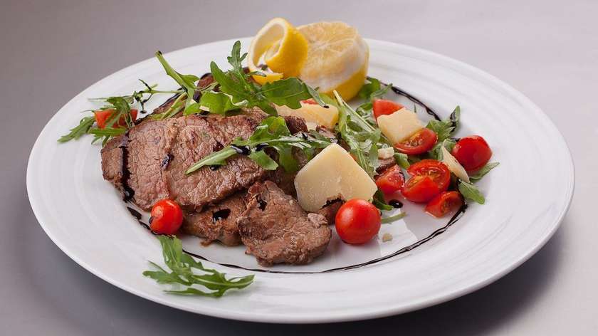 Tagliata di Manzo Con Rucola e Grana