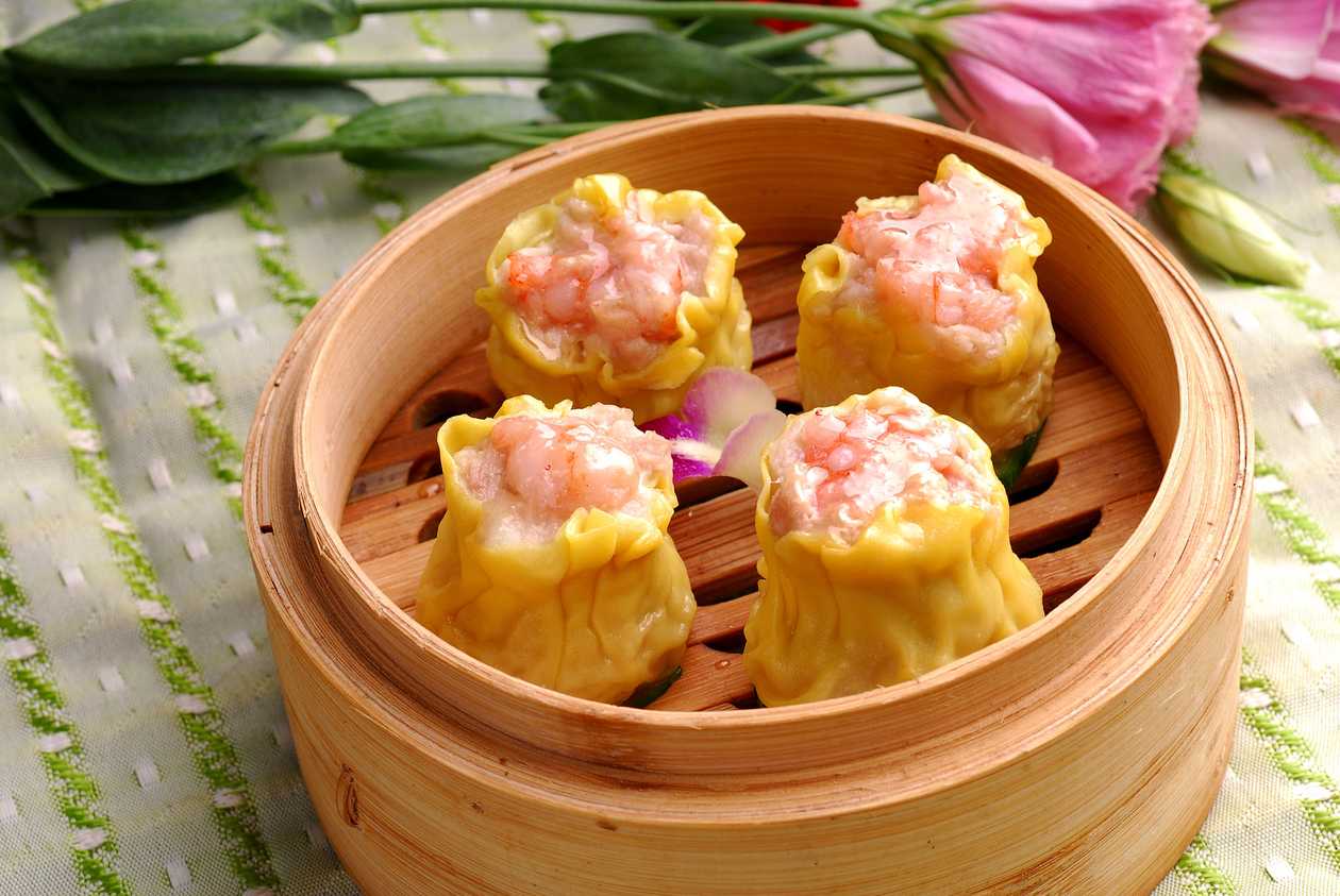 Steamed pouches dumplings with shrimps and pork