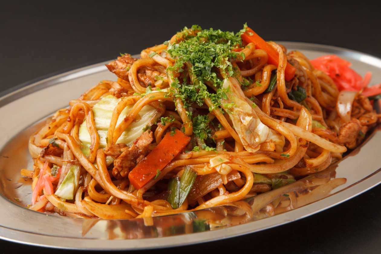 Fried noodles (rice, rice noodles) with three types of meat