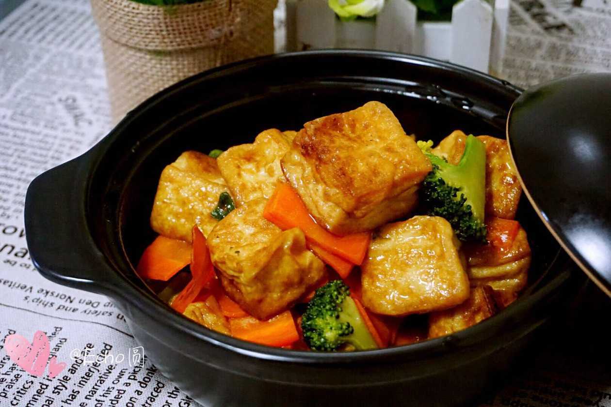 Tofu with vegetables in a pot