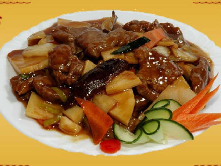 Beef with bamboo and mushrooms