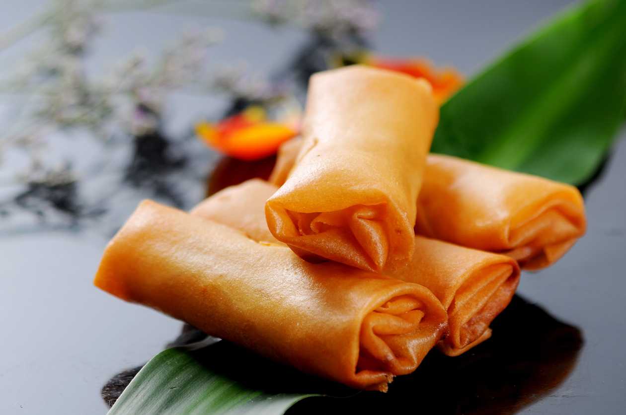 Mini vegetarian rolls with sweet and spicy sauce