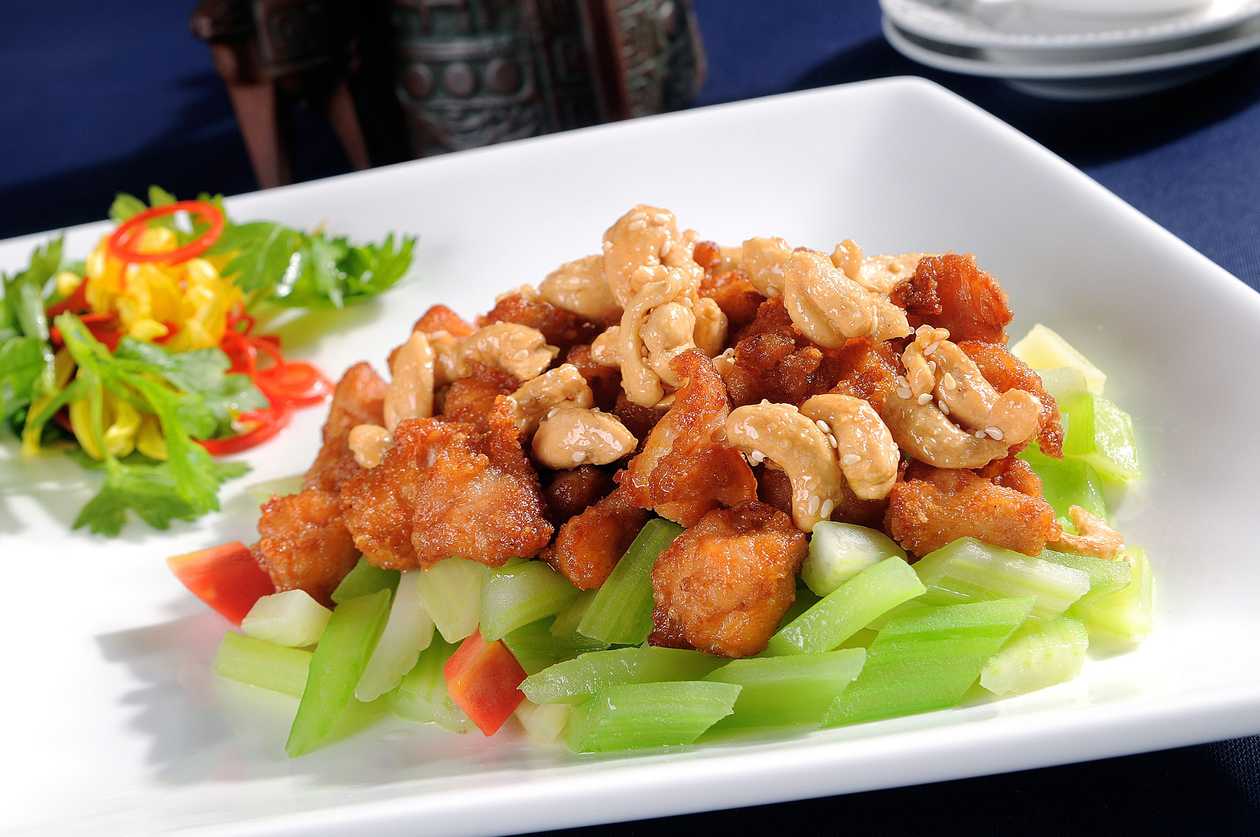Fried chicken on celery and cashew nuts