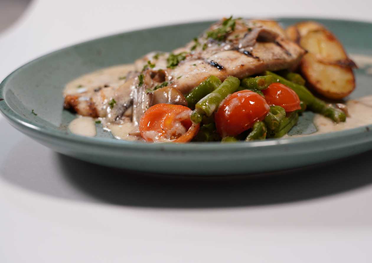 Pollo con panna e funghi