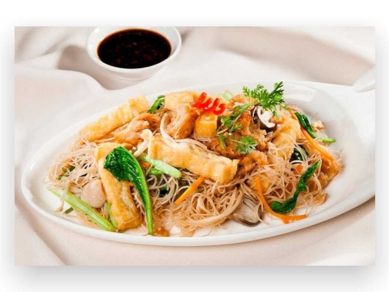 Bún xào - Restované rýžové nudle s tofu (1, 6)