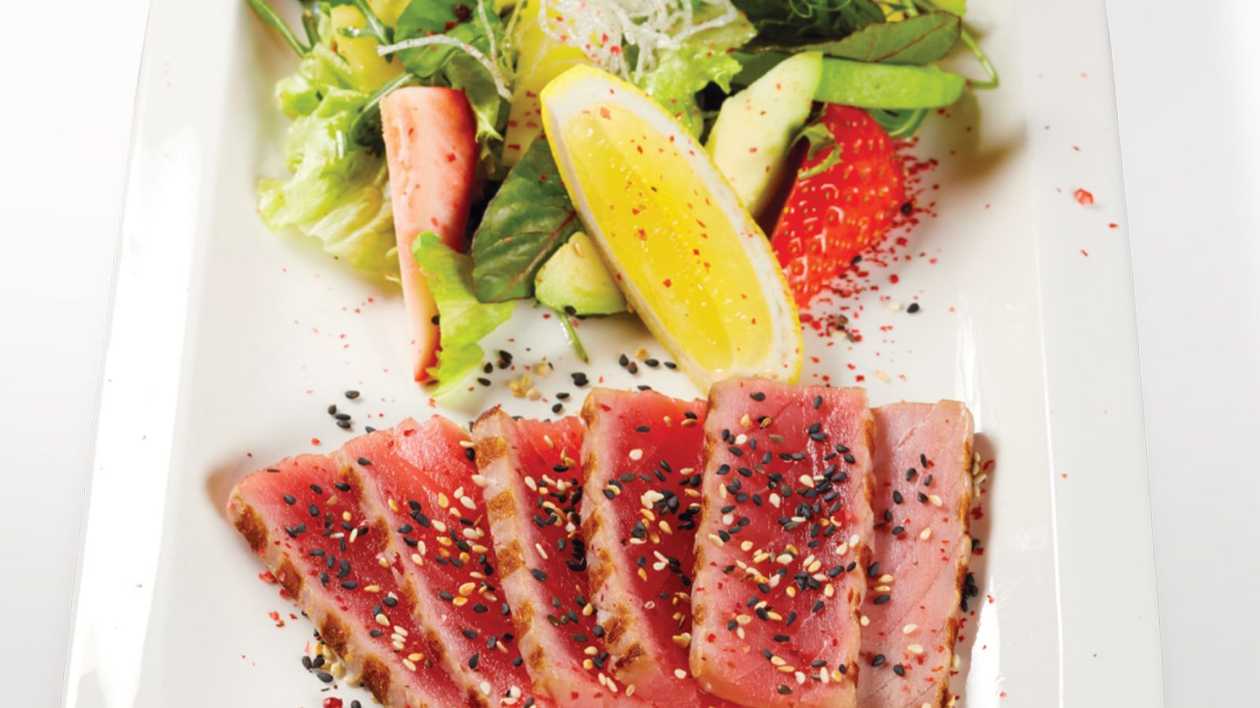 Grilled tuna fillet salad