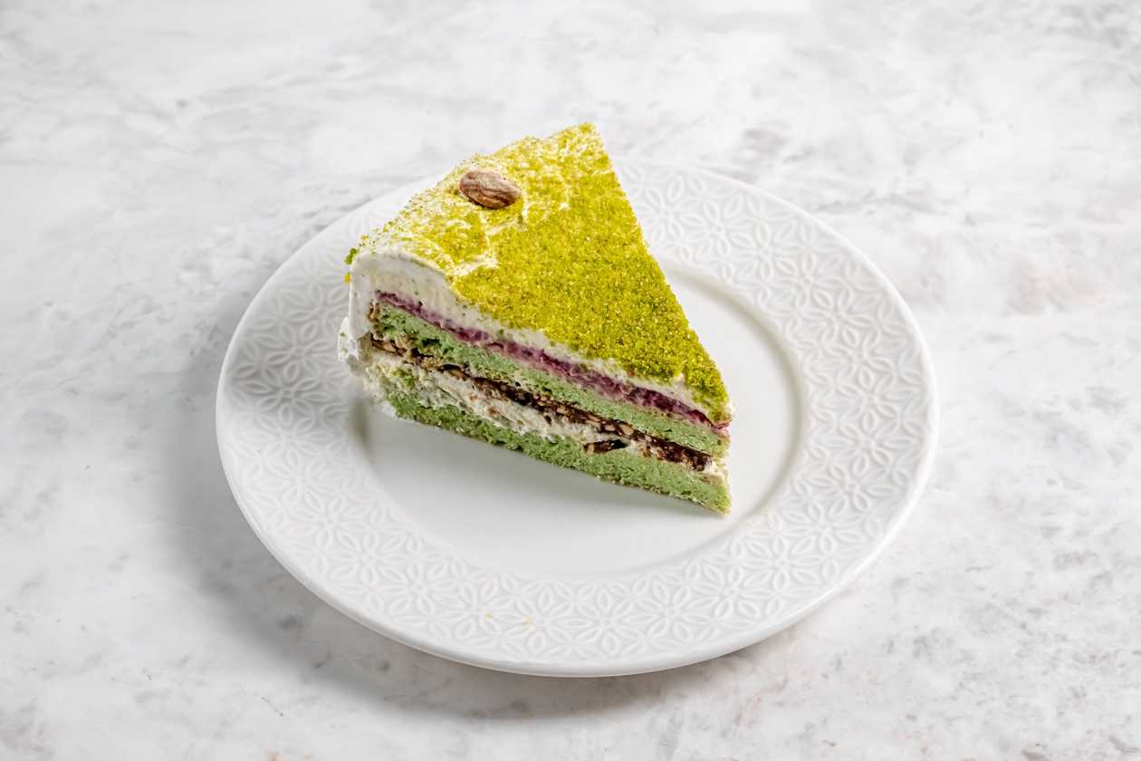 Pistachio pralin cake - slice