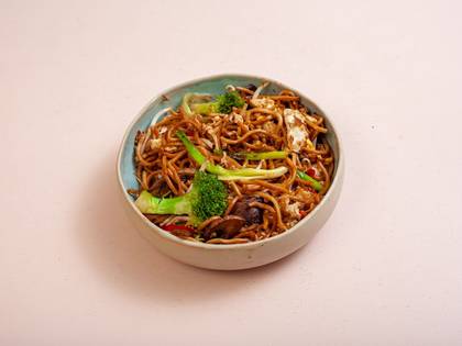 Nudle Chow Mein z grzybami, marchewką, dymką i jajkiem