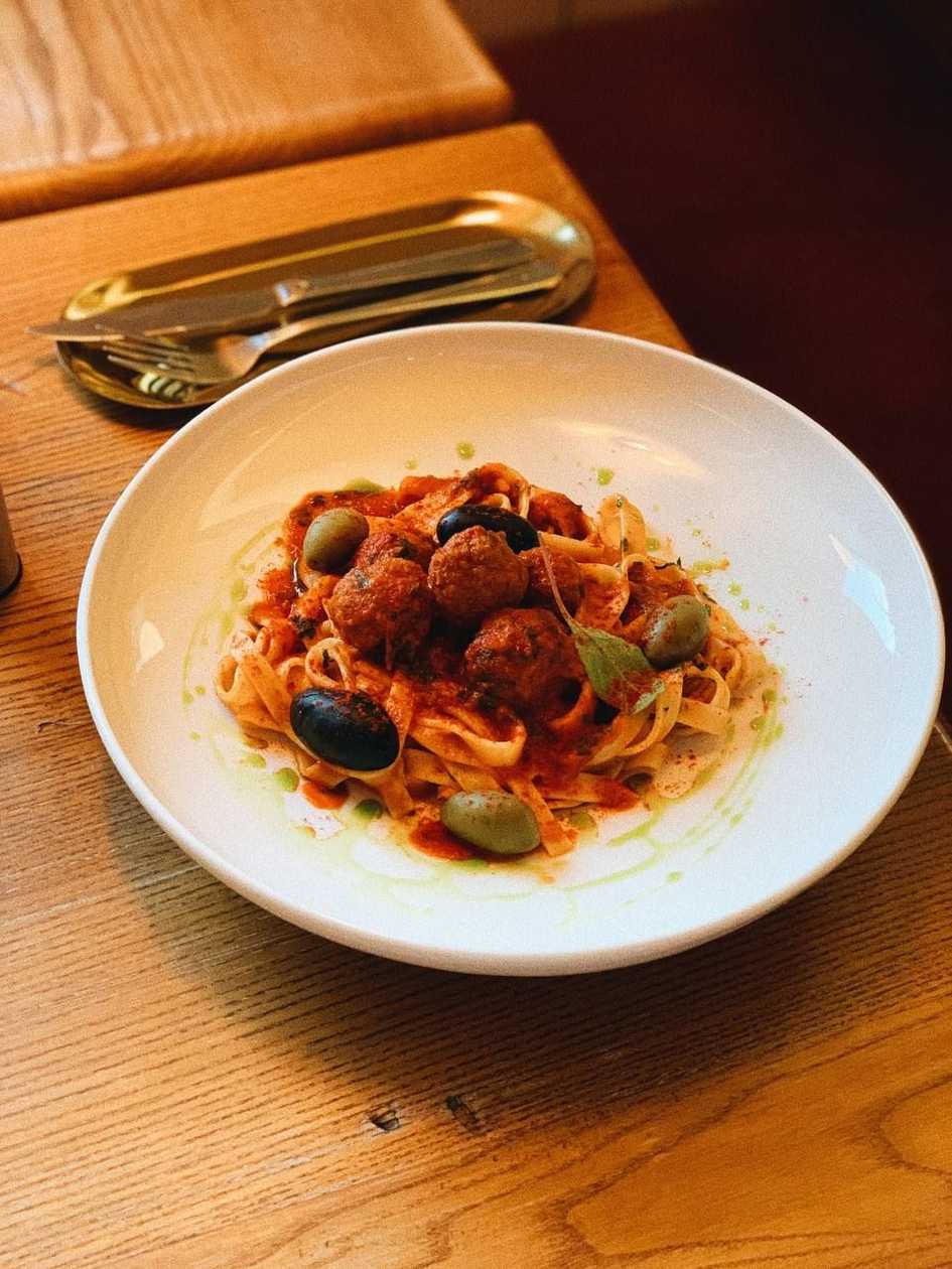 Томатна паста з веган-фрикадельками