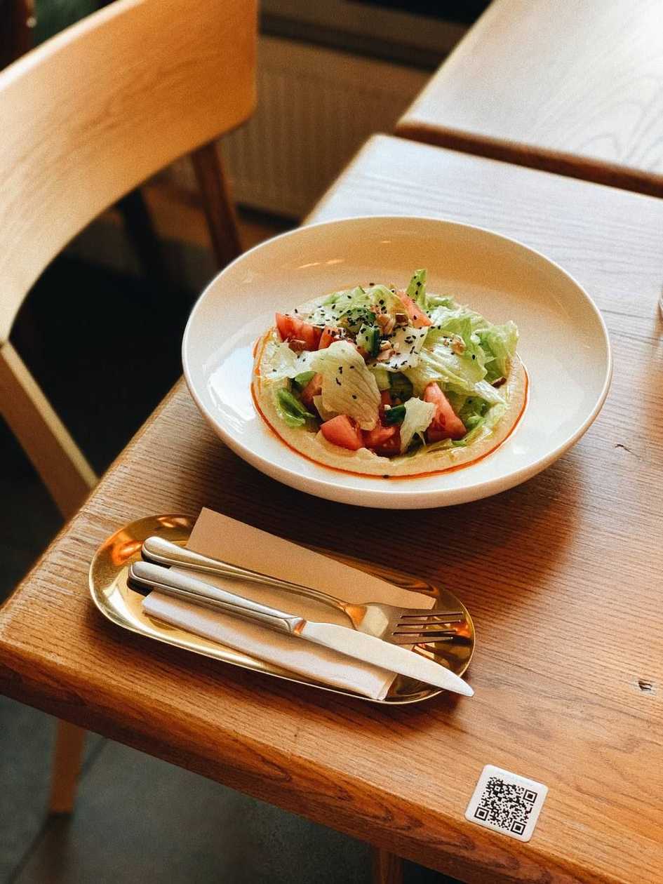 Овочевий салат з хумусом, томатами та огірками