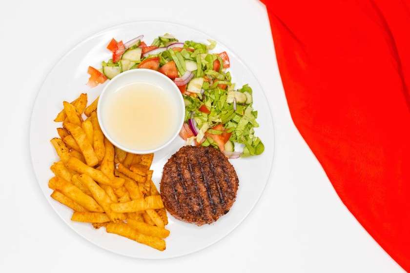 Beyond Meat (proteină de mazăre) cu "cartofi din ţelină" şi salată - vegan / fără gluten