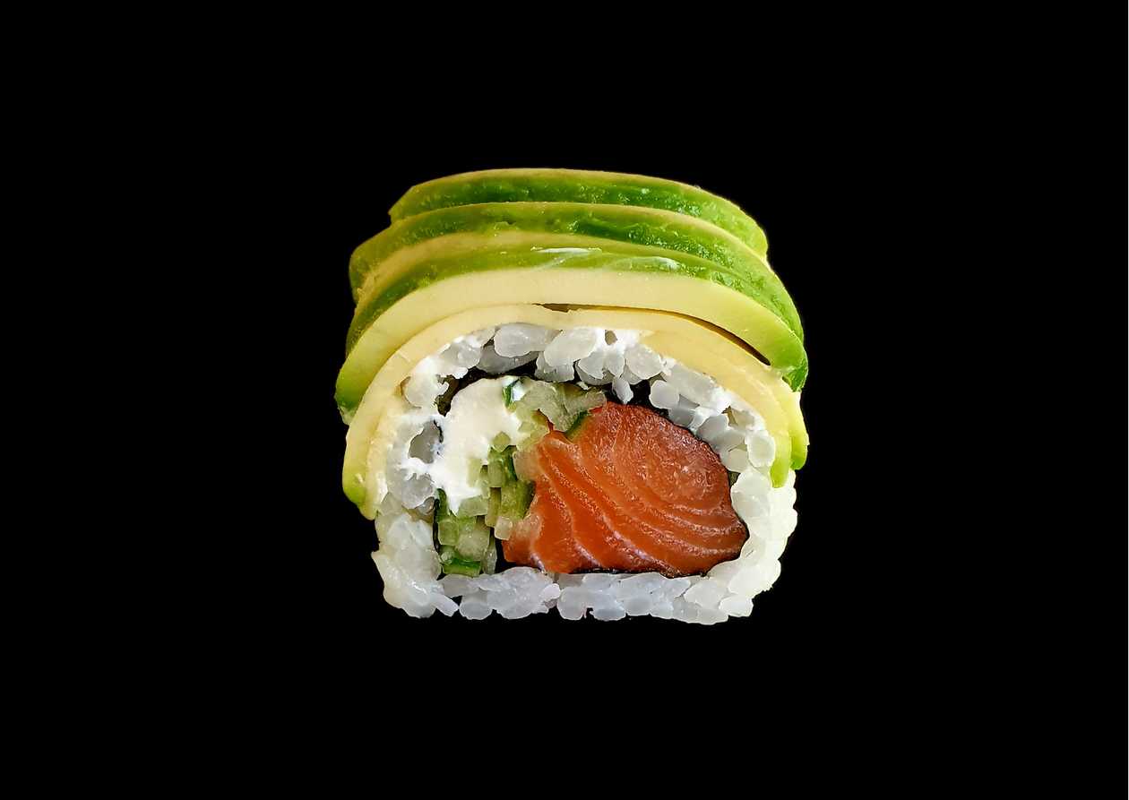 Uramaki gold łosoś otulony awokado