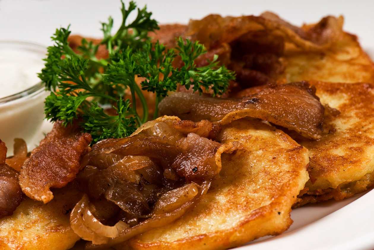 Деруни з шкварками