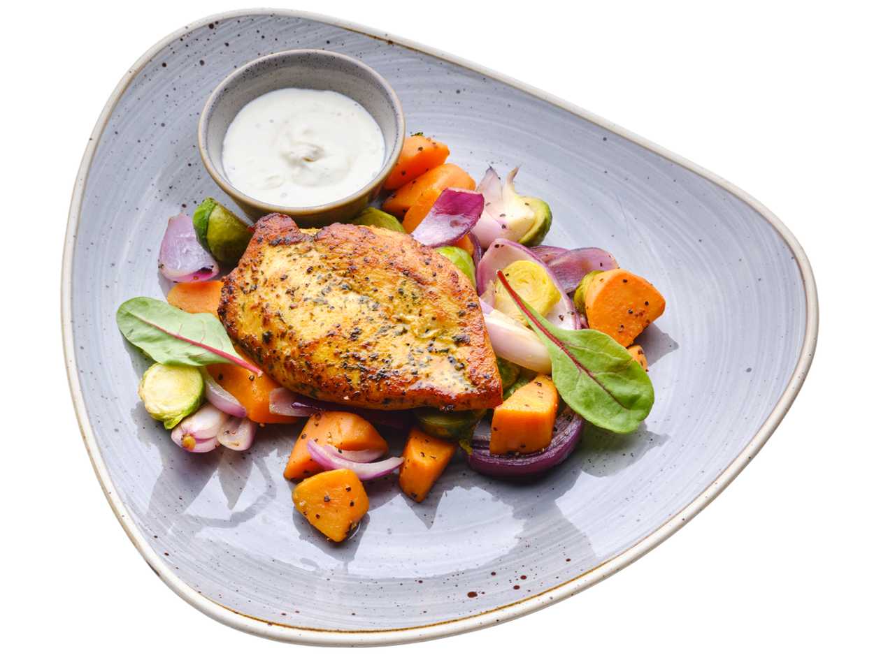 Vištienos kepsnys su keptomis daržovėmis ir sūrio padažu