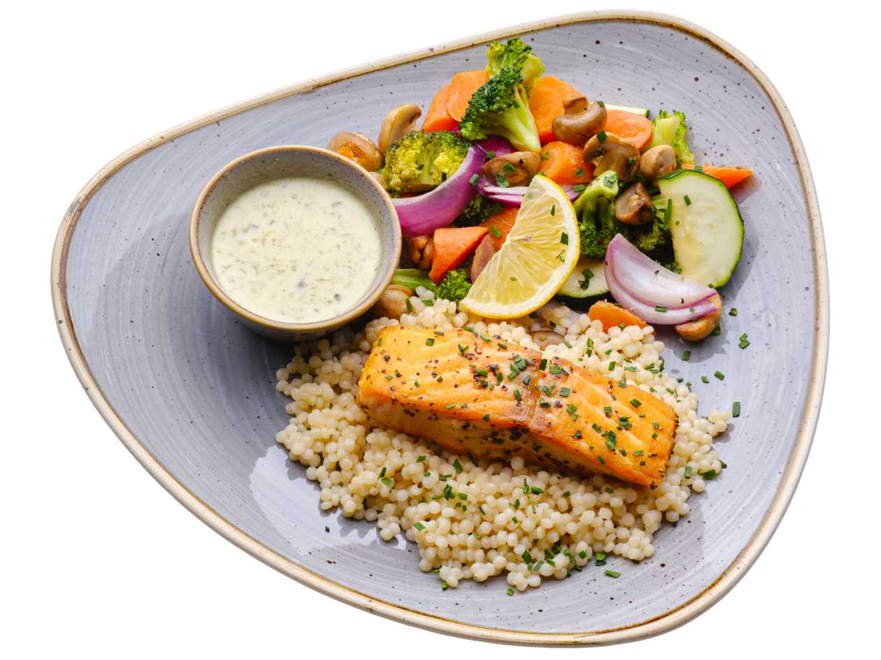 Lašišos kepsnys su perliniu kuskusu ir keptomis daržovėmis