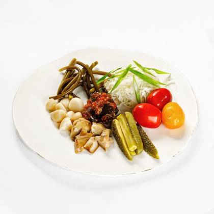 Barrel-cured pickles plate