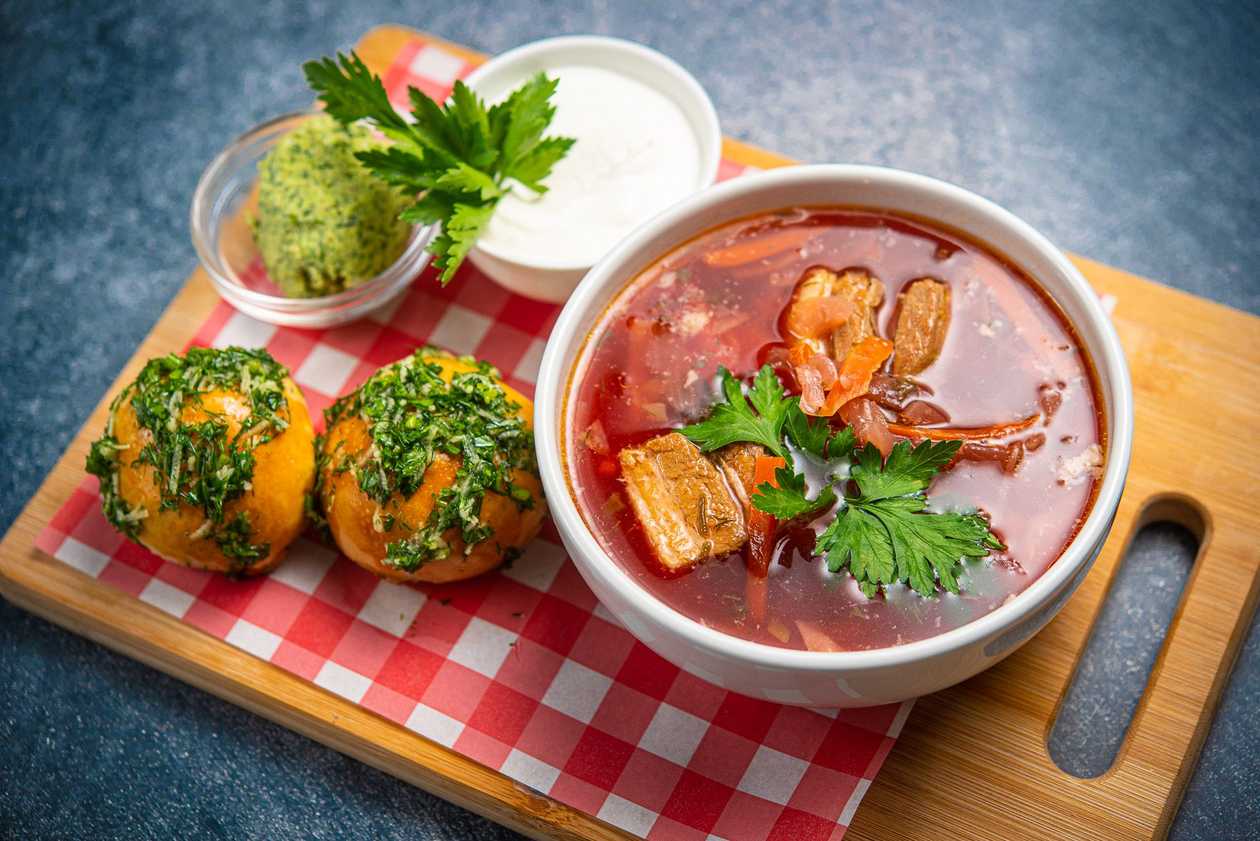 Ukrainian borscht with pampushky