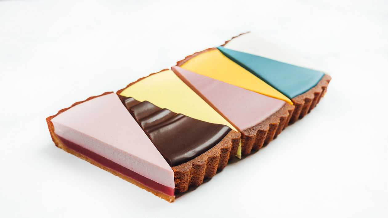 A selection of 7 pieces