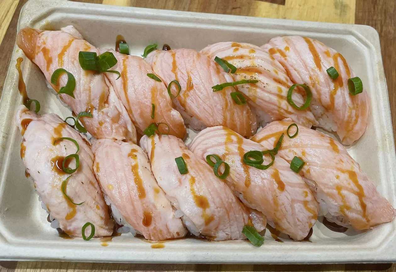 U16. Nigiri de Salmão Braseado サーモンおにぎり