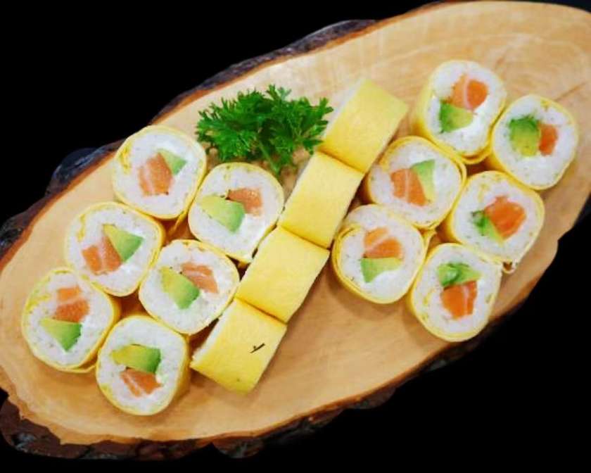 U27. Maki de Ovo com Salmão 卵をなるべく薄く焼いて。