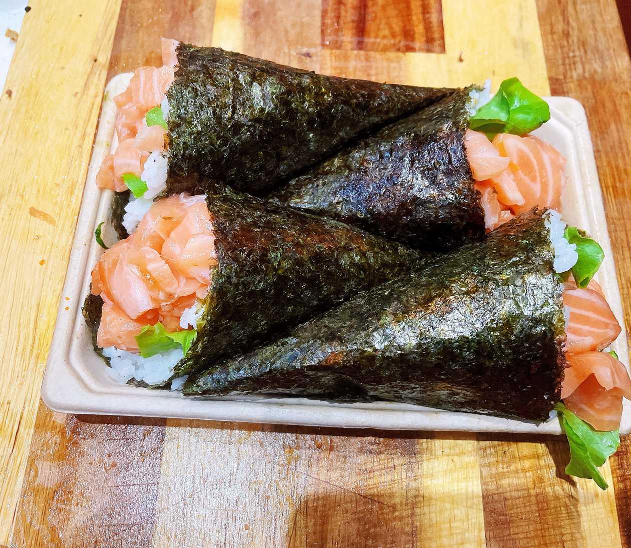 U21. Temaki de Salmão サーモンハンドロール