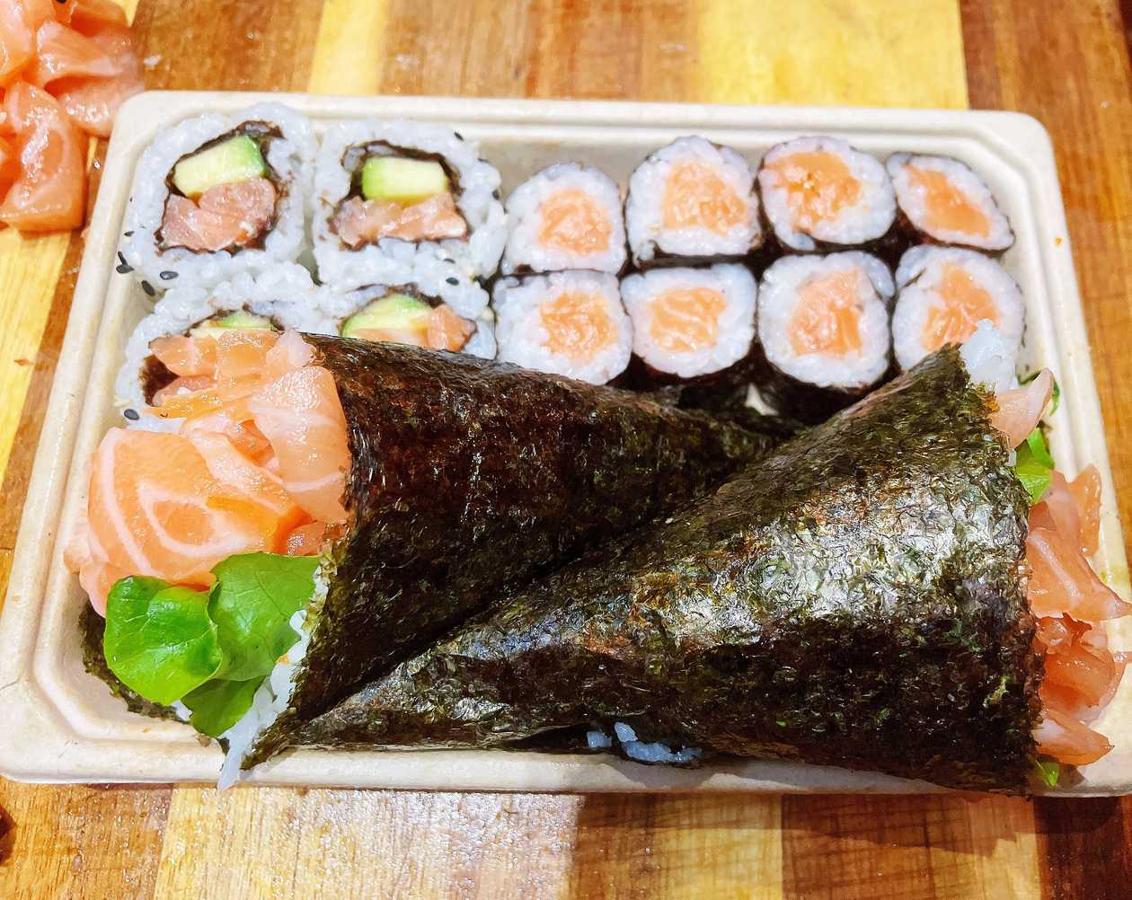 U26. Temaki e Maki サーモンハンドロールコンボ