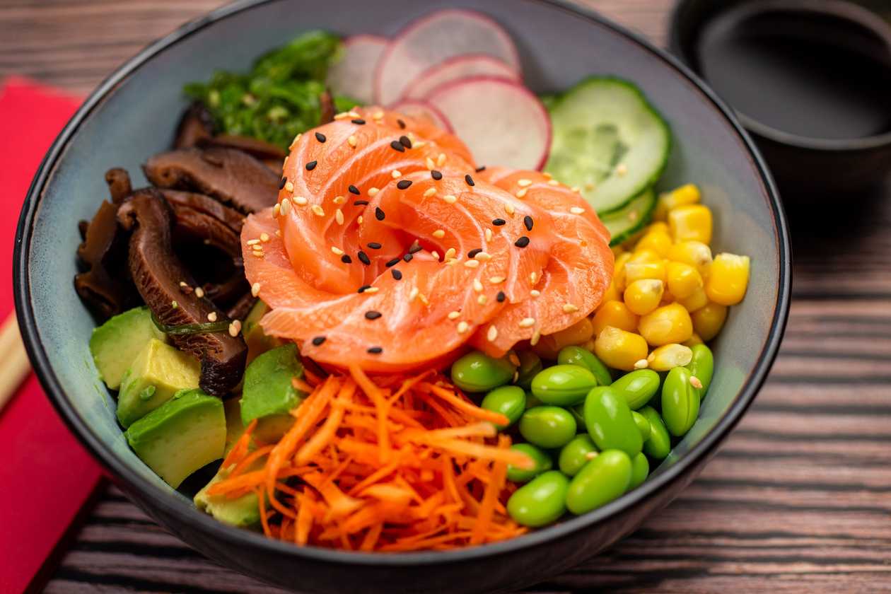 Poke bowl lõhega